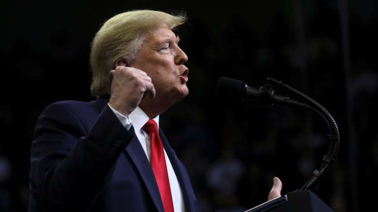 Ξεσάλωσε ο Τραμπ: Κομμουνιστής ο Σάντερς, κοιμήσης ο Μπάιντεν