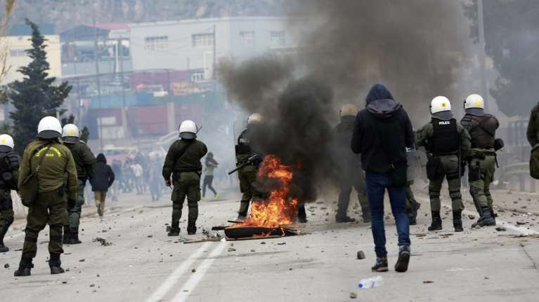 Πεδίο μάχης η Μυτιλήνη: Επεισόδια και χημικά έξω από τη Μόρια