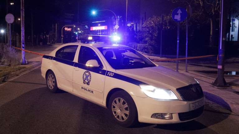 Πυροβολισμοί στη Γλυφάδα: Ένοπλοι εισέβαλαν σε μίνι μάρκετ