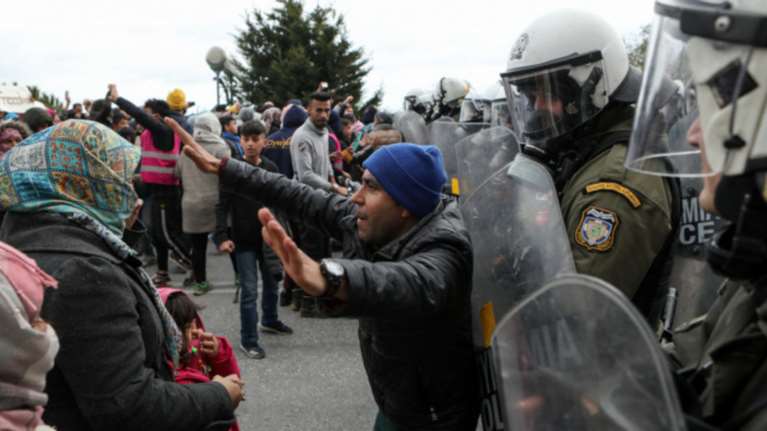 Προσφυγικό: Σε σημείο «έκρηξης» τα νησιά, στέλνουν τα ΜΑΤ
