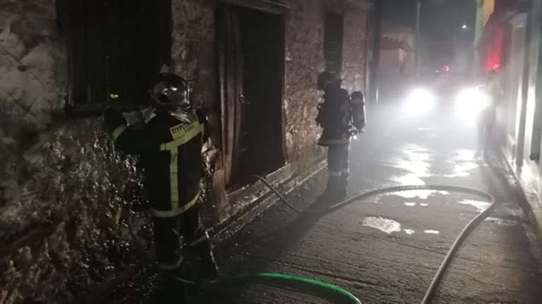 Νύχτα έντασης στη Μόρια, κάηκε σπίτι, επεισόδια και χημικά