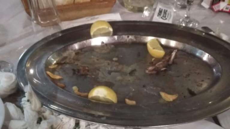 Τρίκαλα: Βγήκαν για τσιγάρο και τους πήραν τα ...παϊδάκια