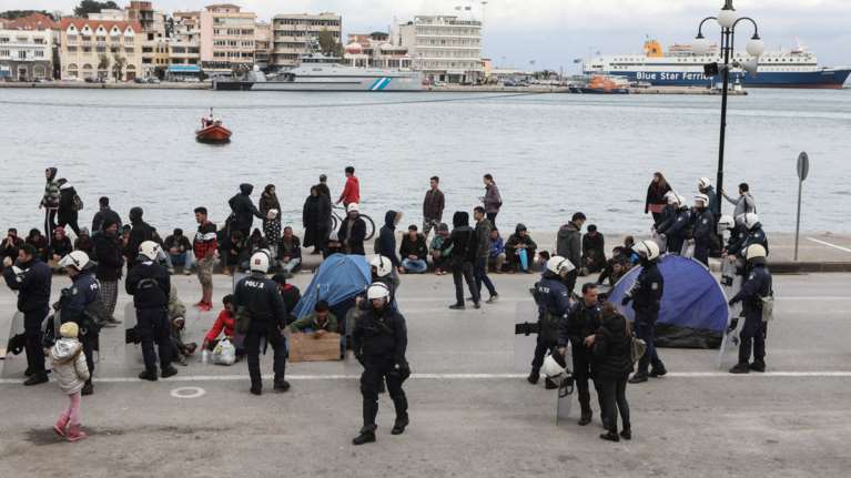Αλλάζει στάση το Λιμενικό - Διέλυσαν τη διαδήλωση προσφύγων στη Λέσβο