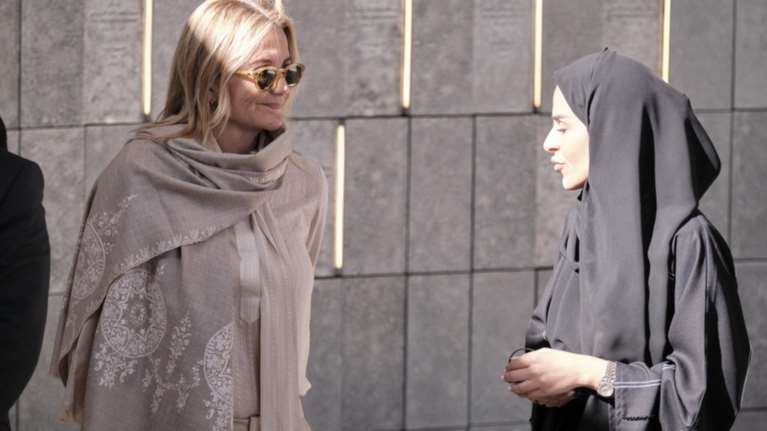 Η Μαρέβα Μητσοτάκη χωρίς μαντίλα στο Άμπου Ντάμπι [εικόνες]