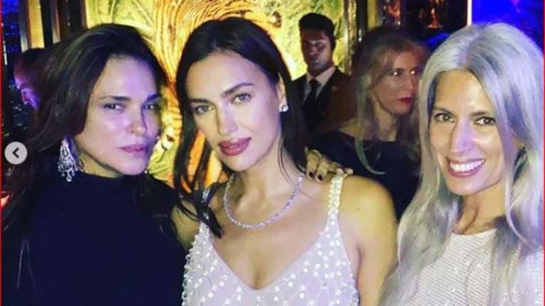 Η Σίλια Κριθαριώτη με Ιρίνα Σάικ και Μάργκο Ρόμπι σε πάρτι του Vogue