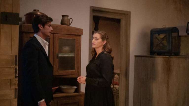 Άγριες Μέλισσες: Η Ελένη προδομένη στα σκαλιά της εκκλησίας