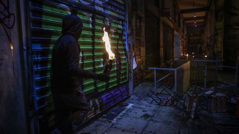 Θεσσαλονίκη: Επιθέσεις με πέτρες σε αστυνομικό τμήμα και με μολότοφ σε κατάστημα