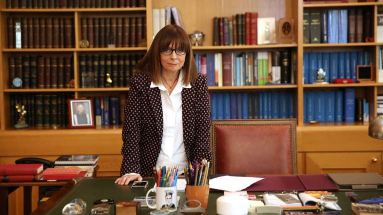 Τέλος στα σενάρια: Με θρησκευτικό όρκο θα ορκιστεί η Σακελλαροπούλου