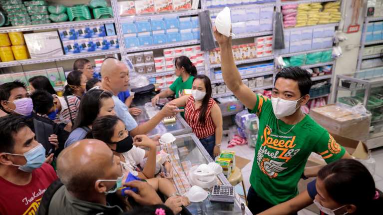 Κοροναϊός: Γιατρός εξηγεί πώς φοριέται σωστά η μάσκα