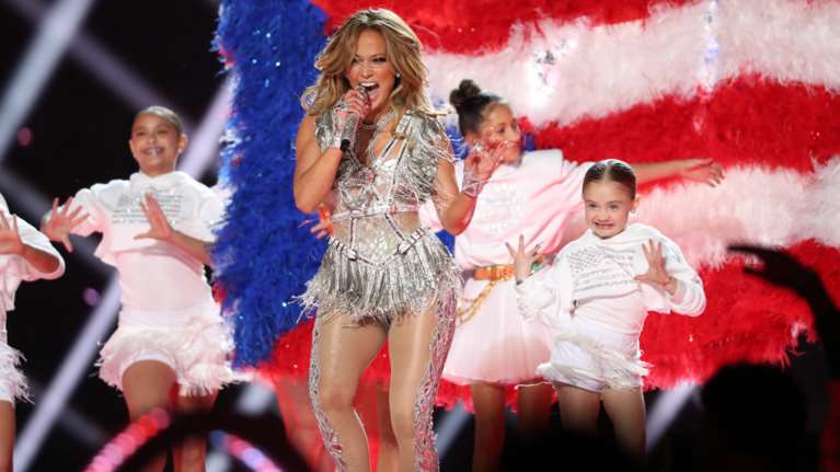 Super Bowl 2020: Πώς η Λόπεζ καταφέρνει να μοιάζει 30 στα 50 της[Εικόνες]