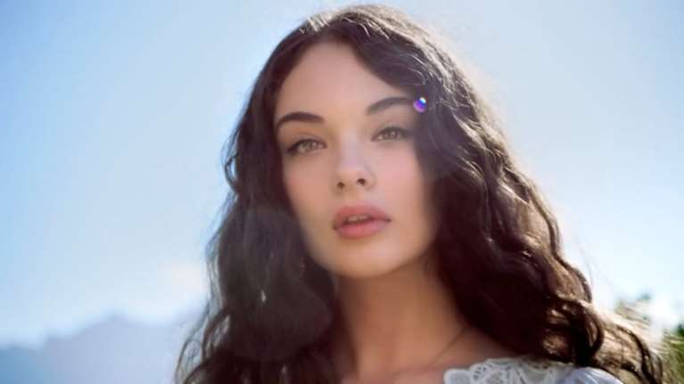 Ξετρελαίνει η κόρη της Μόνικα Μπελούτσι σε διαφήμιση αρώματος