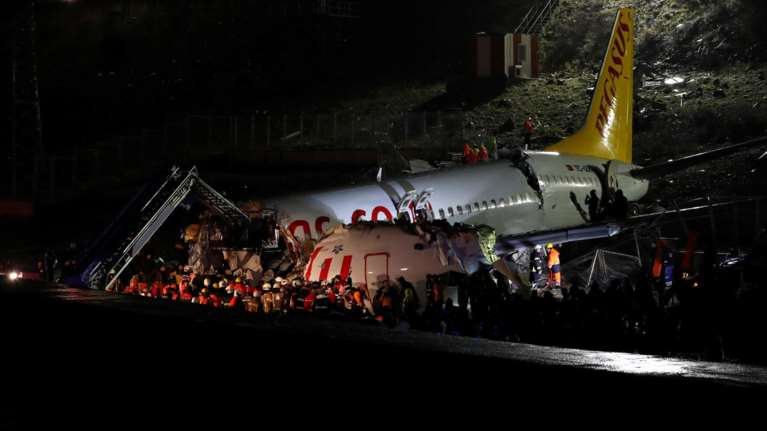 Τουρκία: Αεροσκάφος κόπηκε στα τρία, δεκάδες τραυματίες