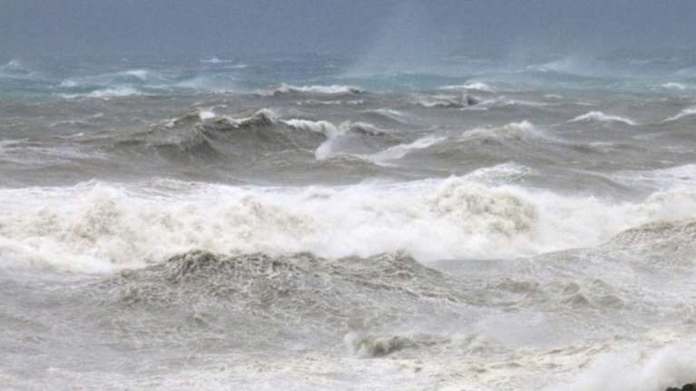 Απίστευτες εικόνες: Κύματα σκεπάζουν καράβι στις Κυκλάδες - Video