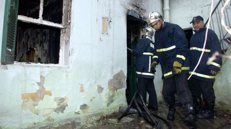 Φωτιά σε μονοκατοικία στον Υμηττό, απομακρύνθηκε ηλικιωμένη