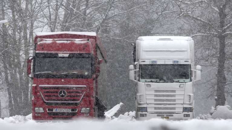 Απαγορεύτηκε η κυκλοφορία των βαρέων φορτηγών στην παλαιά εθνική Ελευσίνας - Θήβας λόγω της κακοκαιρίας