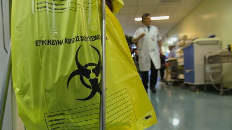 ΕΚΠΑ: Πώς μεταδίδεται και πώς εκδηλώνεται ο νέος κοροναϊός