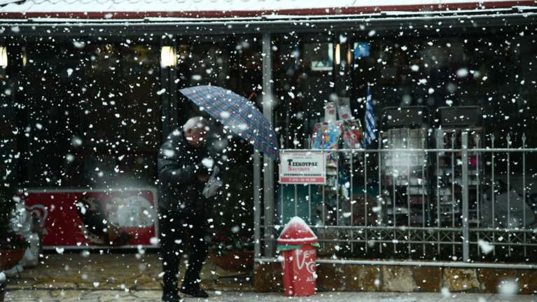 Σε κλοιό χιονιά η Αττική - Έντονα φαινόμενα τις επόμενες ώρες