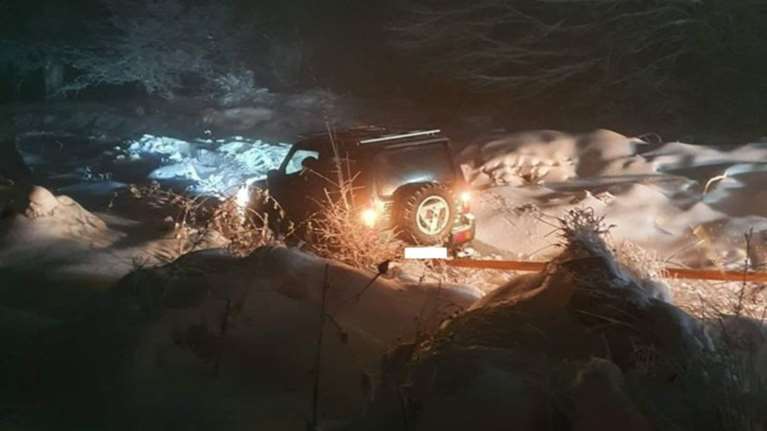 Οδηγός εγκλωβίστηκε από τον χιονιά στο Αρδαμέρι-Φωτό από την επιχέιρηση