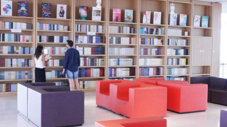 Διαβάστε στο Φάρο, σε ένα από τα ωραιότερα μέρη της πόλης