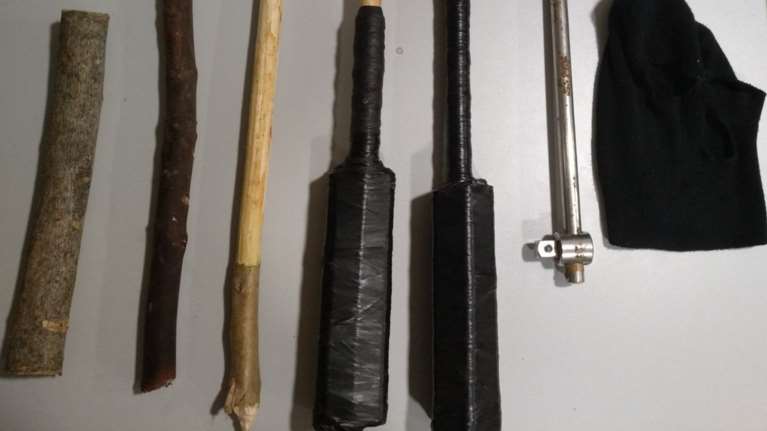 Ρόπαλα και λοστοί κατά μεταναστών - Τι βρήκε η αστυνομία