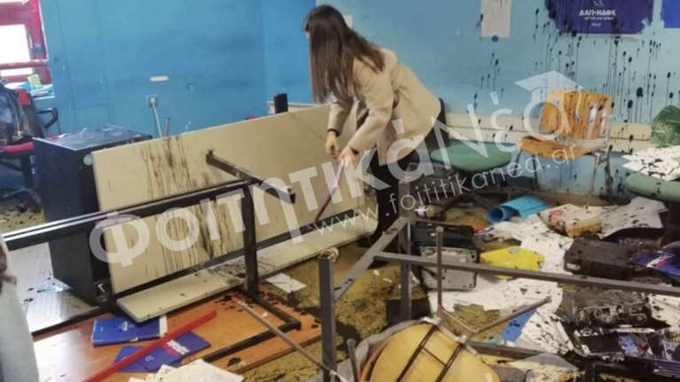 Εισβολή κουκουλοφόρων - Κατέστρεψαν τα γραφεία της ΔΑΠ