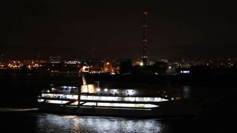 Θρίλερ στον Σαρωνικό: Επιβάτης πλοίου έπεσε στην θάλασσα