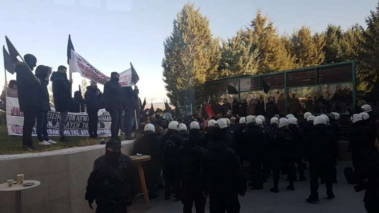 Ενταση και χημικά στην επίσκεψη Άδωνι - Χατζηδάκη στην Πτολεμαΐδα