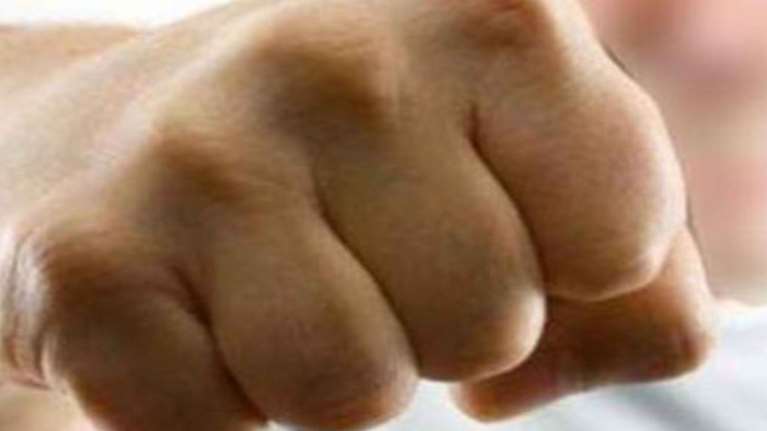 Πρωτοφανές περιστατικό στη Μάνδρα: Νταής αντιδήμαρχος γρονθοκόπησε γυναίκα αντιδήμαρχο και την έστειλε στο νοσοκομείο