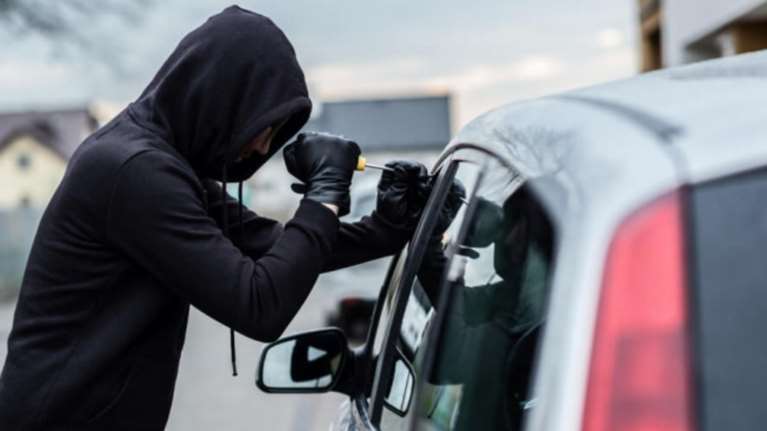 Συμμορία ανηλίκων πίσω από κλοπές σε πεζούς και αυτοκίνητα