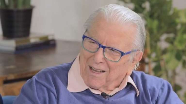 Σε κρίσιμη κατάσταση διασωληνωμένος στην εντατική ο Κώστας Βουτσάς