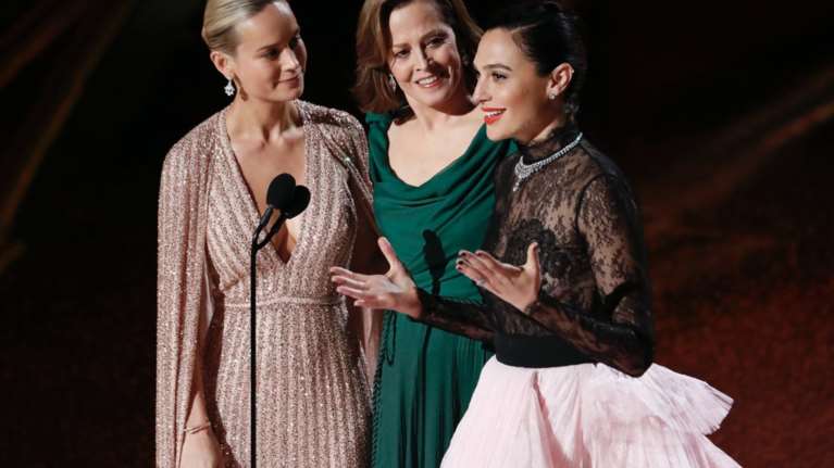 Οσκαρ: Η Μπρι Λάρσον ξυπόλητη με 13.000 κρύσταλλα Swarovski