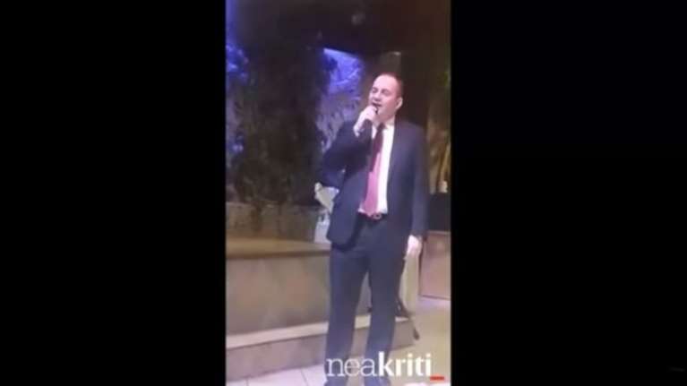 «Μεράκλωσε» ο Πλακιωτάκης και τραγούδησε Στράτο Διονυσίου