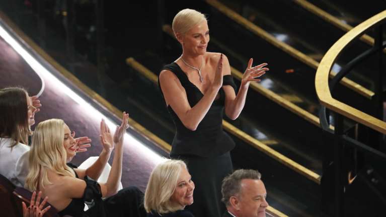 Σαρλίζ Θερόν: Οι επικές εμφανίσεις σε όλα τα φετινά βραβεία [εικόνες]