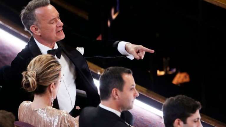 O Τομ Χανκς κάνει push ups στα Όσκαρ και γίνεται viral