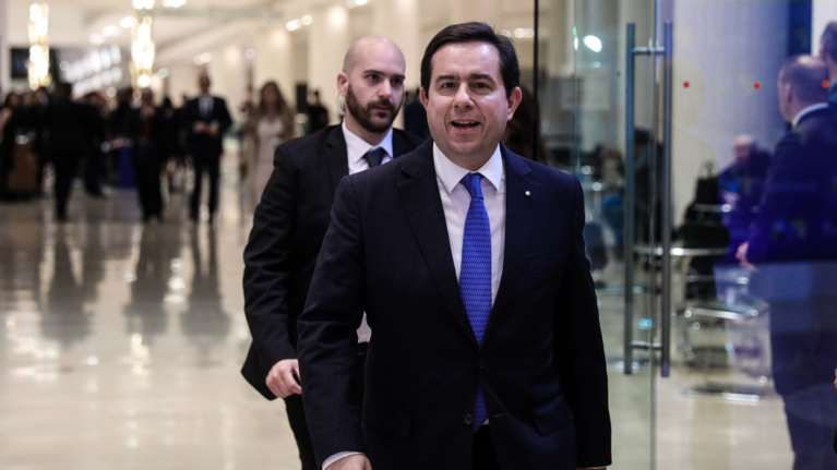 Μηταράκης: Στα κλειστά κέντρα θα κλείνει η πύλη το βράδυ