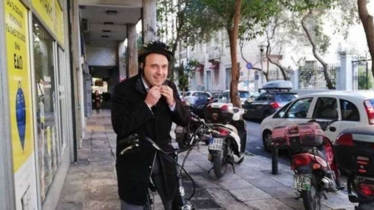 O πρόεδρος της ΚΕΔΕ πήγε στο Μαξίμου με ηλεκτρικό ποδήλατο! - Βίντεο