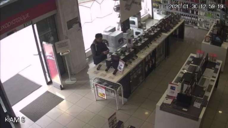 Καρέ-καρέ επί τω έργω 31χρονος που έκλεβε καταστήματα ηλεκτρικών ειδών