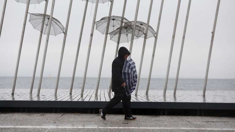 Καιρός: Υψηλές θερμοκρασίες και ταυτόχρονα βροχές