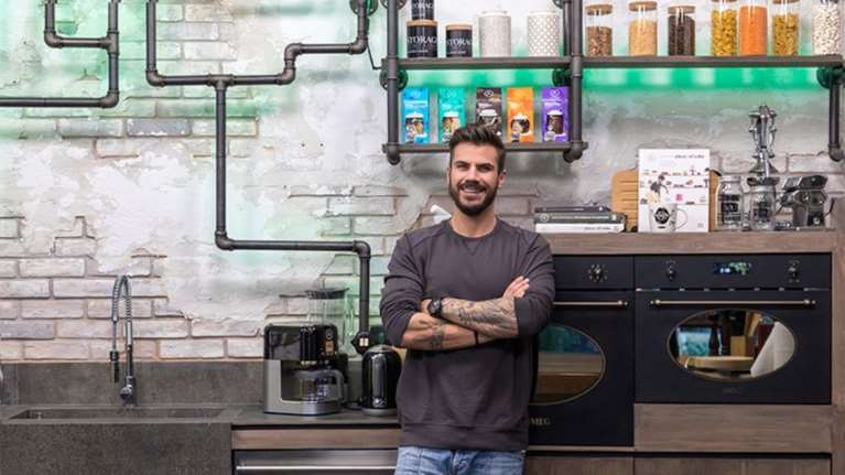 &quot;Κόβεται&quot; μέχρι νεωτέρας: Αυτό θα είναι το τηλεοπτικό του μέλλον του Άκη Πετρετζίκη - Τα καλά και τα κακά νέα