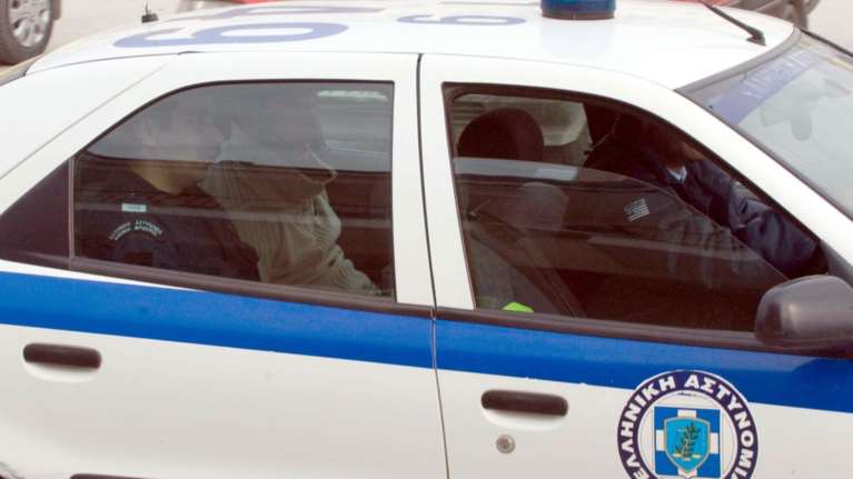 Πιτσιρικάδες έκλεβαν αυτοκίνητα και άνοιγαν καταστήματα