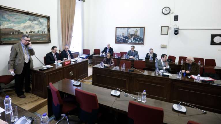 Novartis: Βγάζουν τις κουκούλες από τους προστατευόμενους μάρτυρες