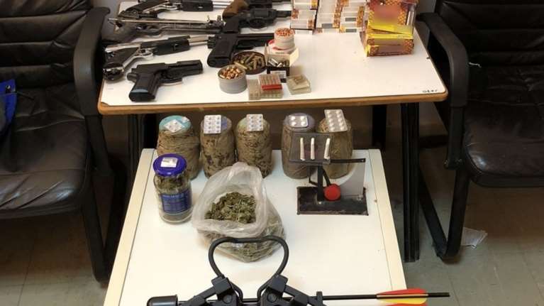 Πέλλα: Έβαλε τα ναρκωτικά σε βάζο και τα έθαψε στην αυλή του