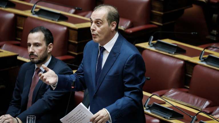 Παραλήρημα Βελόπουλου στη Βουλή για χούντα και ορυκτό πλούτο