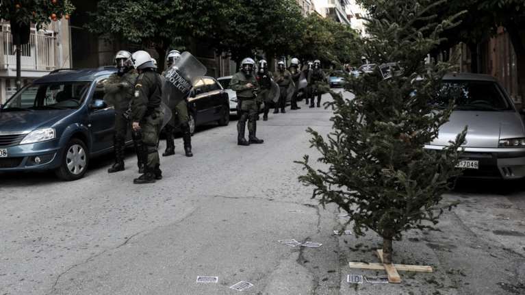 Εξάρχεια: Τέλος τα ΜΑΤ  - Στέλνουν δίτροχα, σκύλους και πεζές περιπολίες