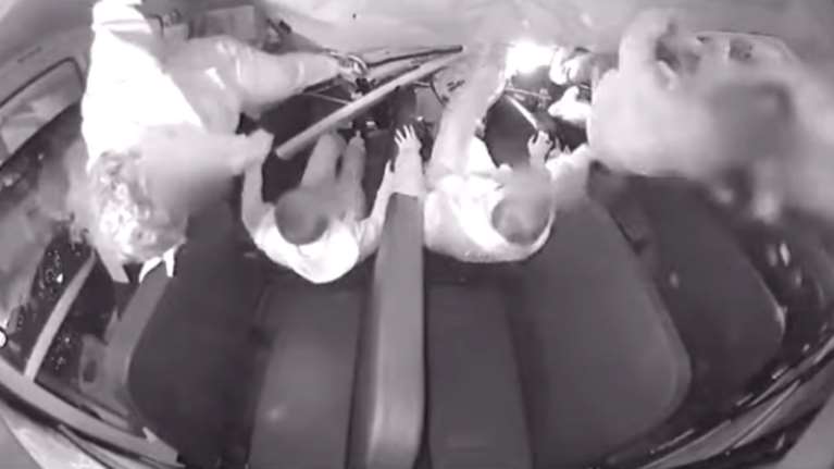 Σοκ: Μαθητές εκτοξεύονται από τα καθίσματα σε τροχαίο ατύχημα [βίντεο]