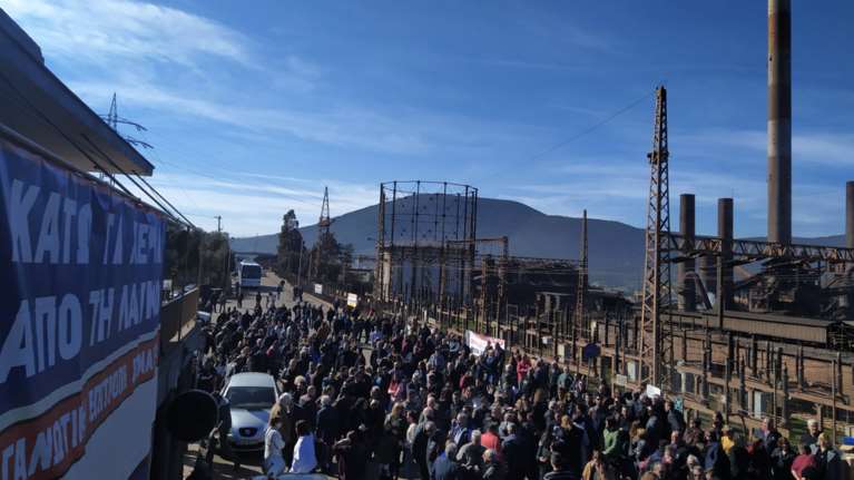 Οι εργαζόμενοι της ΛΑΡΚΟ απέκλεισαν την εθνική οδό Αθηνών - Λαμίας