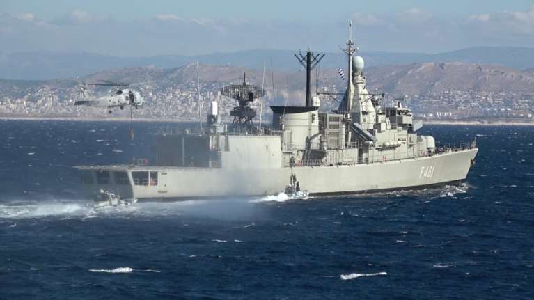 Η φρεγάτα Ψαρά δίπλα στο γαλλικό αεροπλανοφόρο «Σαρλ Ντε Γκολ»