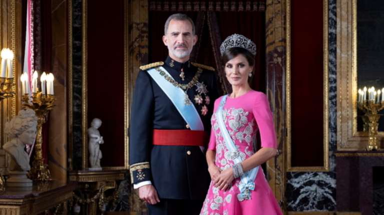 Τα νέα προτρέτα της βασίλισσας: Η οικογένεια της Ισπανίας έχει φωτογένεια