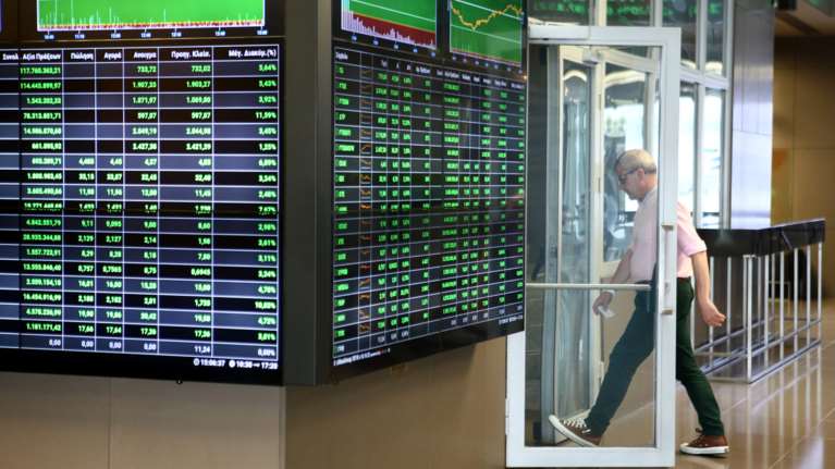 Reuters: Νέο ιστορικό χαμηλό για το ελληνικό 10ετές ομόλογο- Επιτόκιο 0,92%