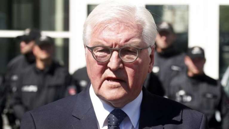 Ο Σταϊνμάιερ προειδοποιεί για κινδύνους για τη δημοκρατία